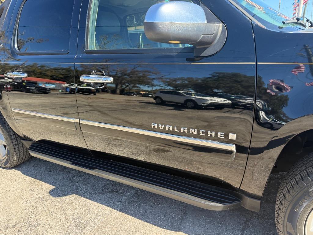 2009 Chevrolet Avalanche - $11,900