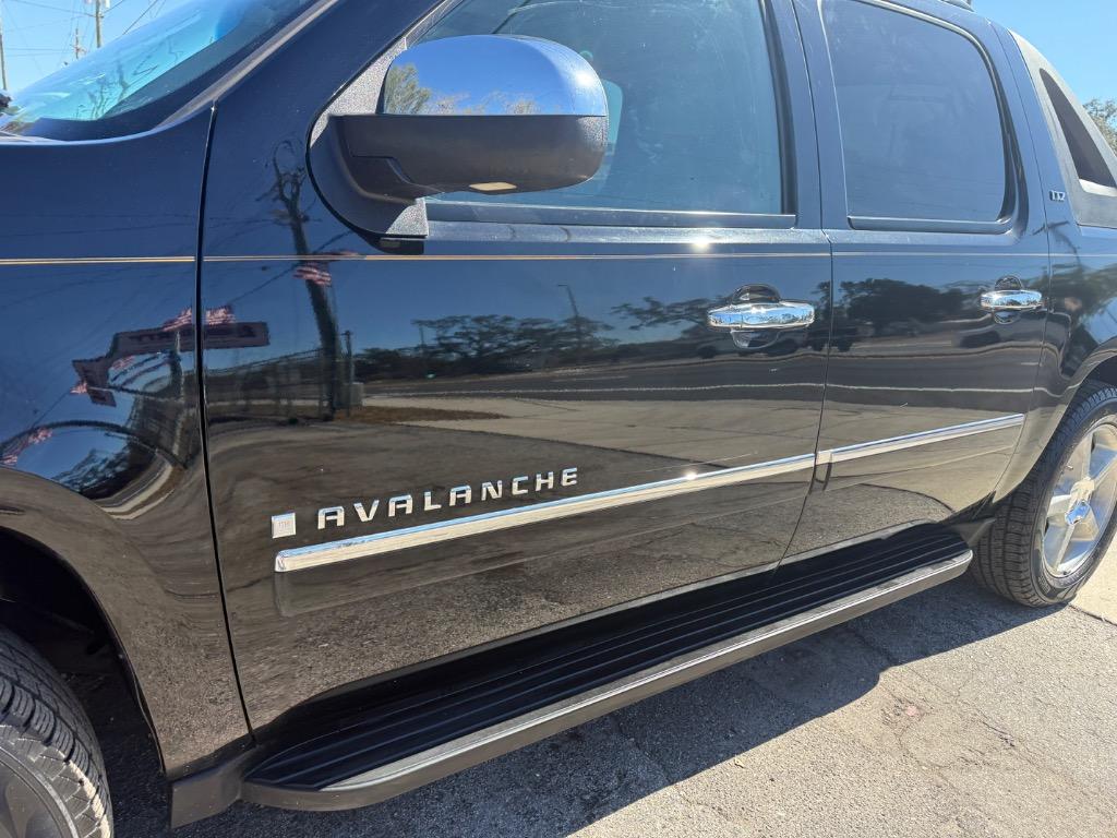 2009 Chevrolet Avalanche - $11,900
