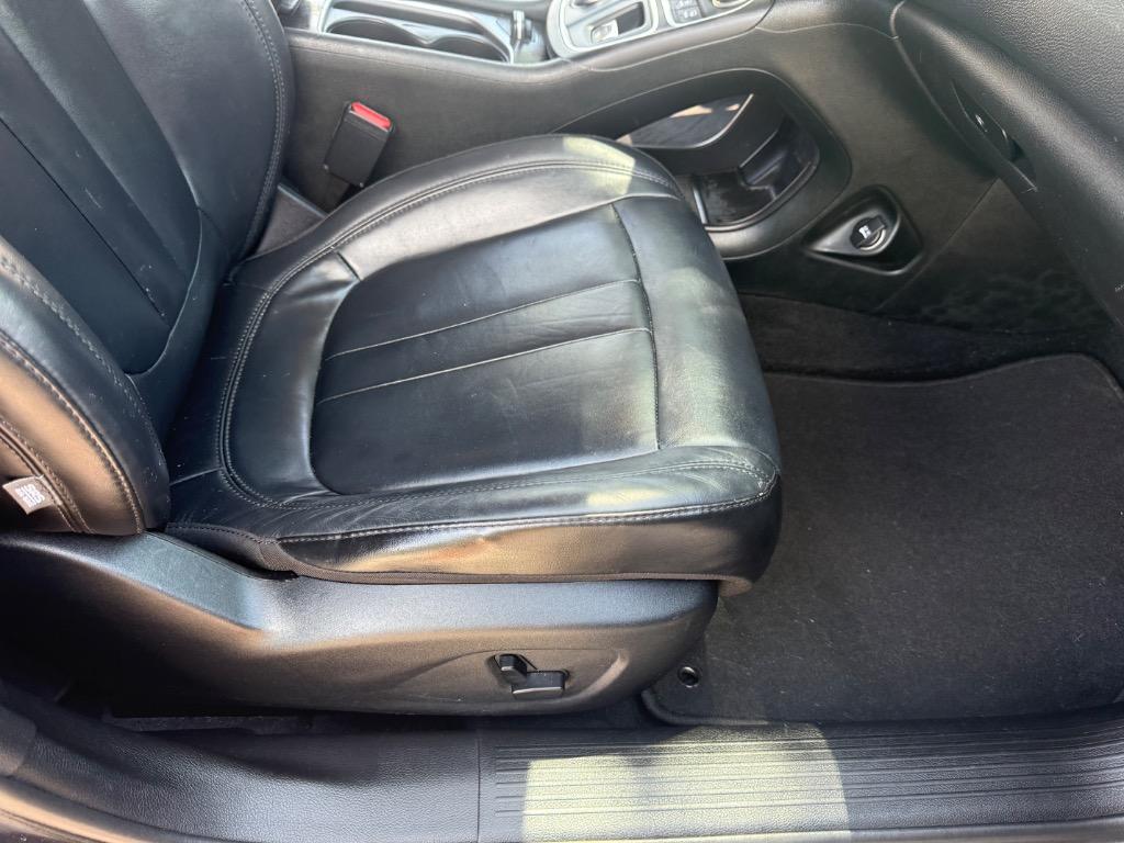 2015 Chrysler 200 - $8,900