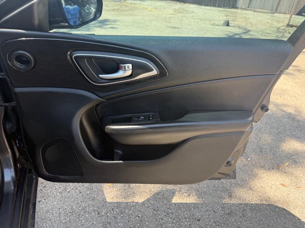 2015 Chrysler 200 - $8,900