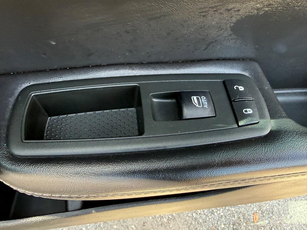 2015 Chrysler 200 - $8,900