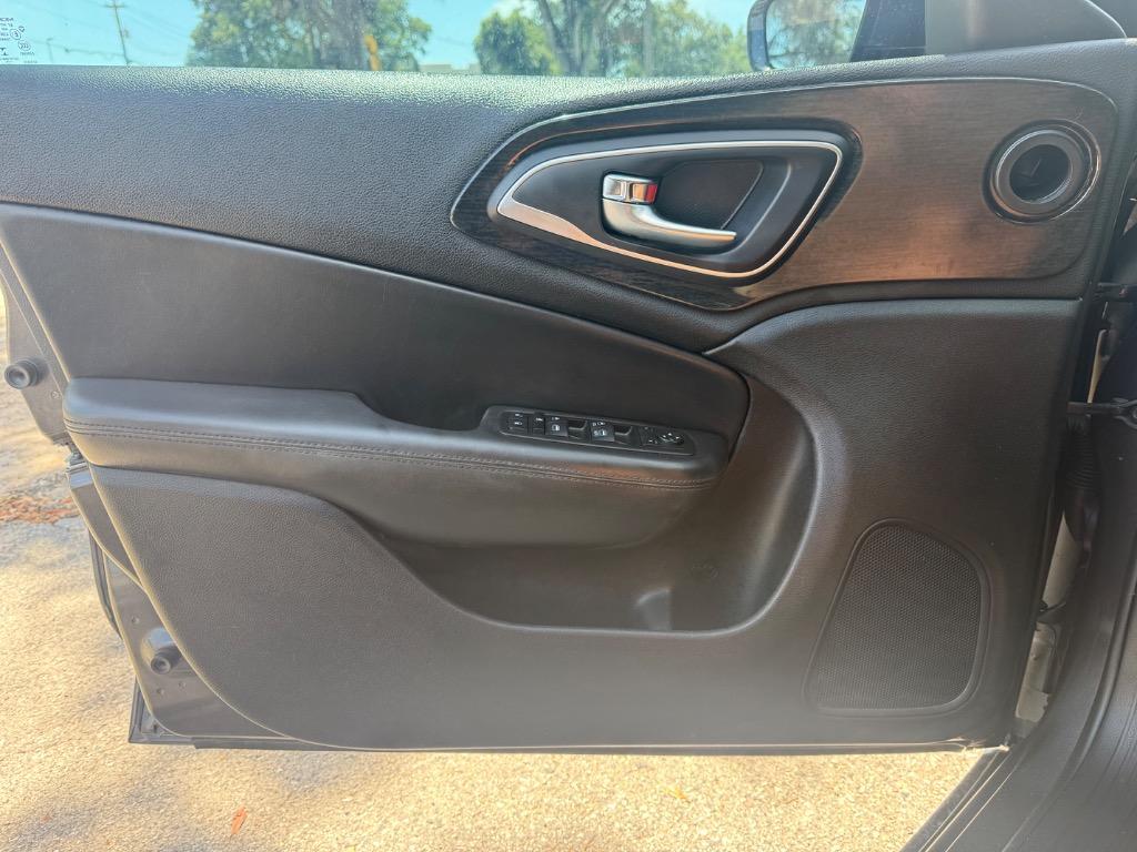 2015 Chrysler 200 - $8,900