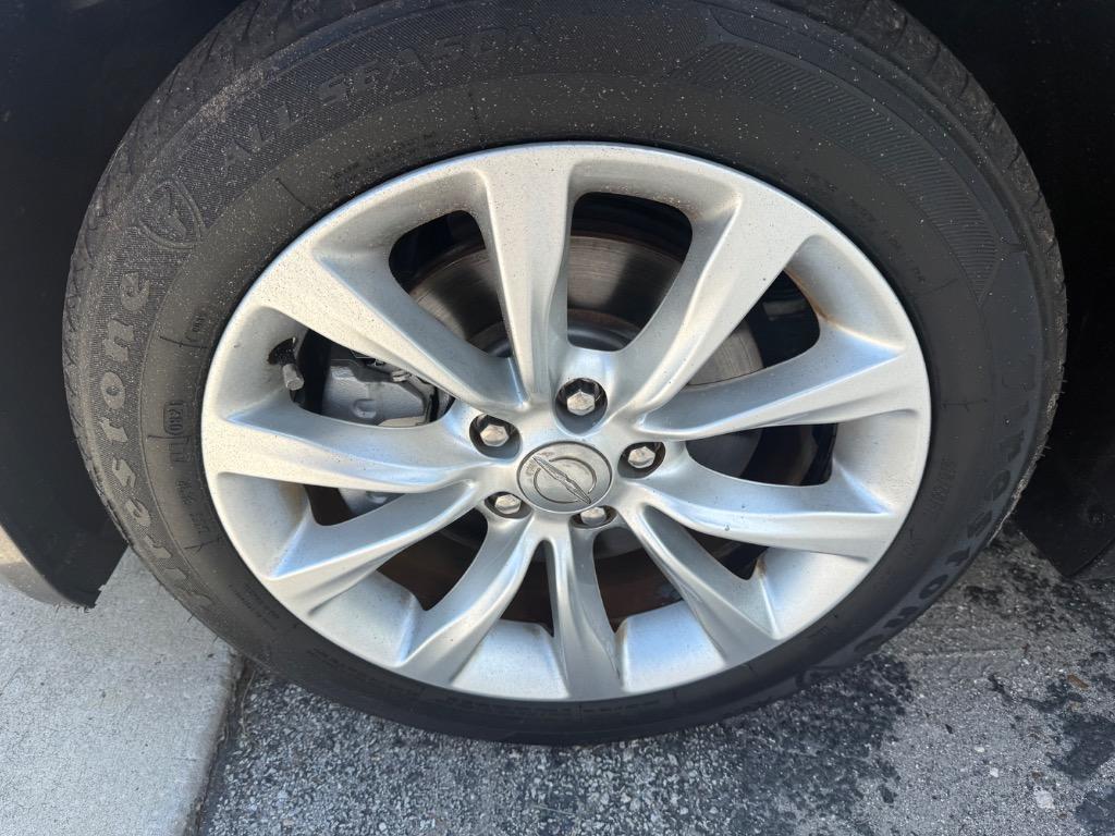 2015 Chrysler 200 - $8,900