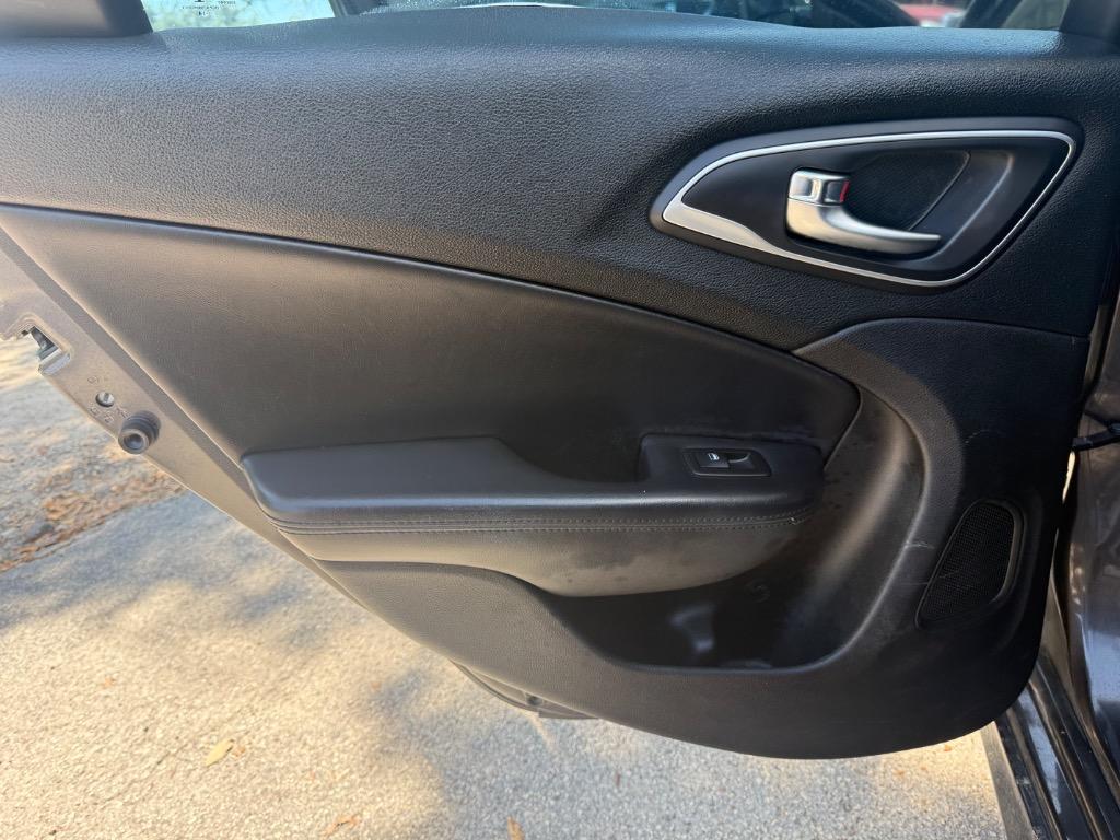 2015 Chrysler 200 - $8,900