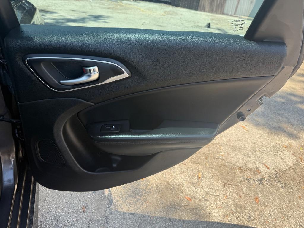 2015 Chrysler 200 - $8,900