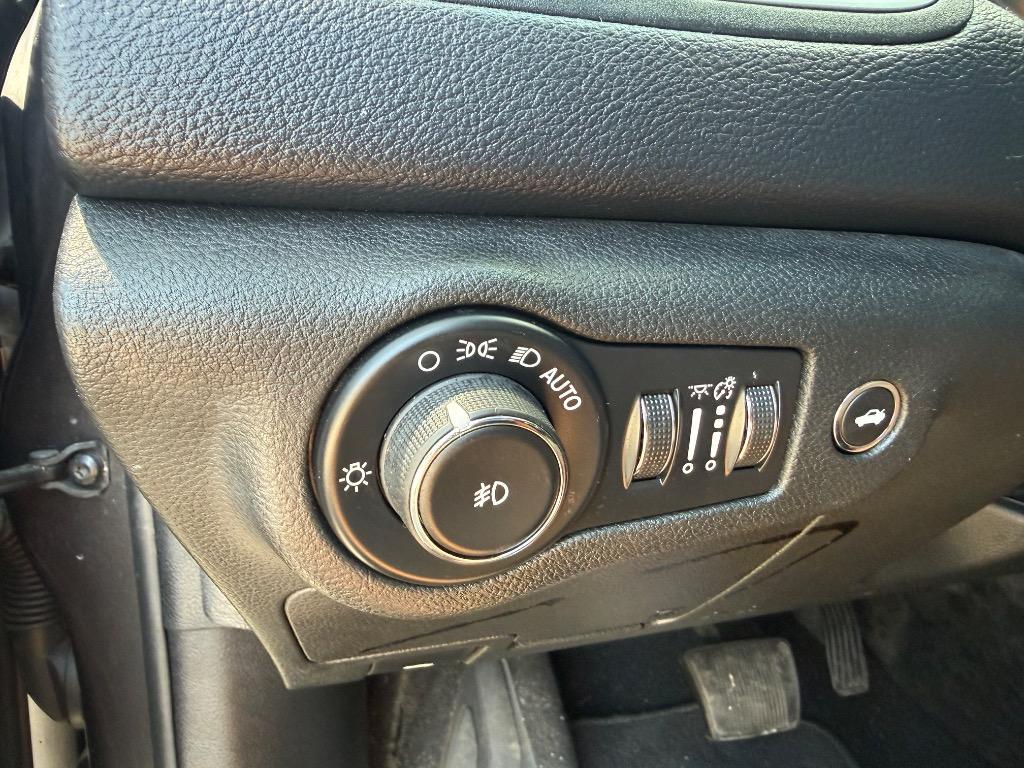 2015 Chrysler 200 - $8,900