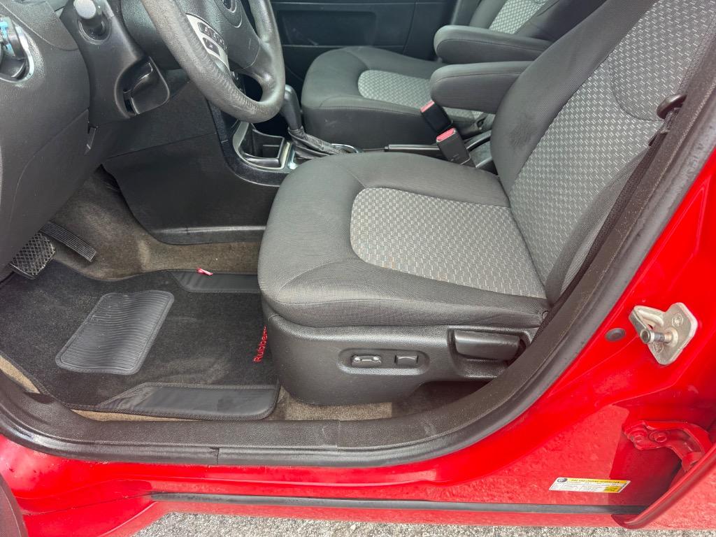 2011 Chevrolet HHR - $5,900