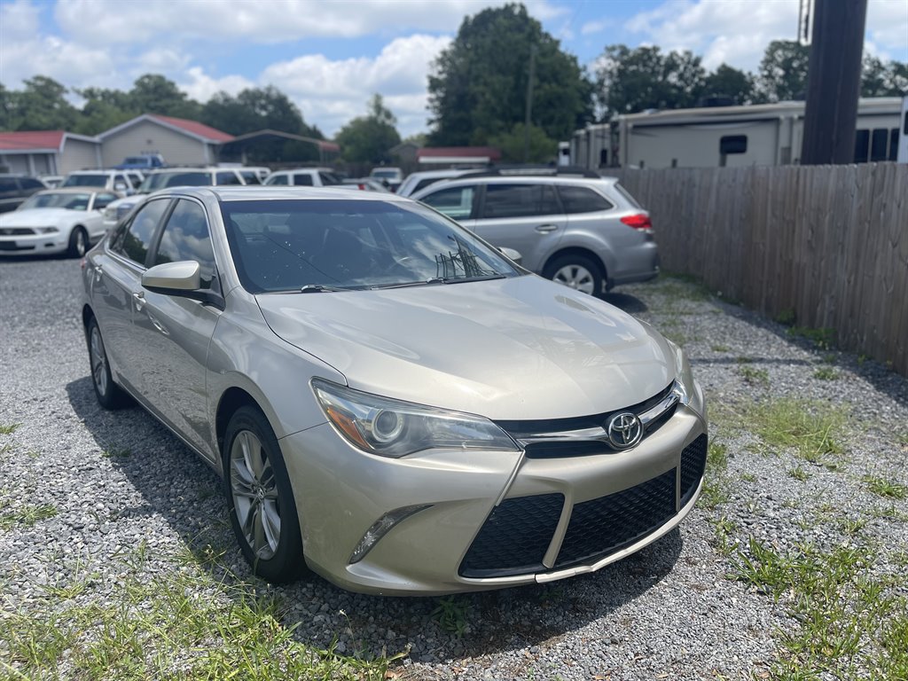 2016 Toyota Camry SE images