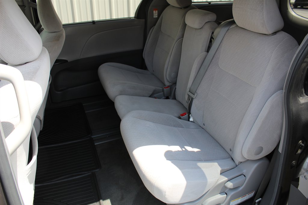 2015 Toyota Sienna LE photo