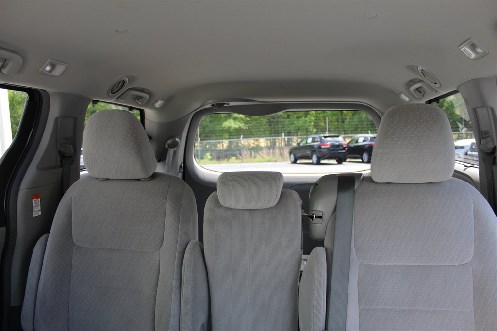 2015 Toyota Sienna LE photo