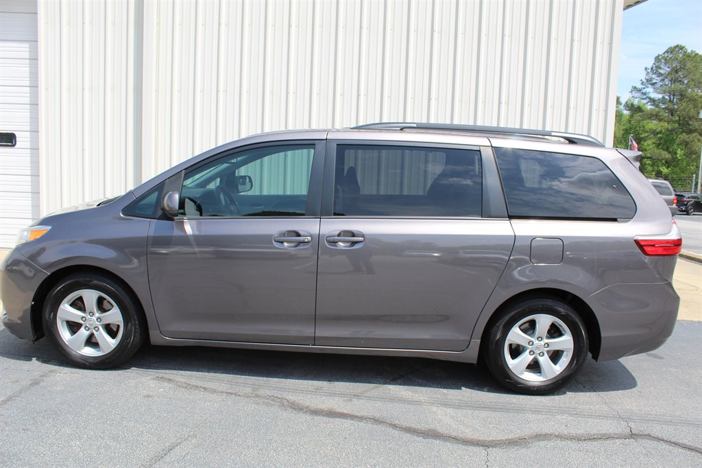 2015 Toyota Sienna LE photo