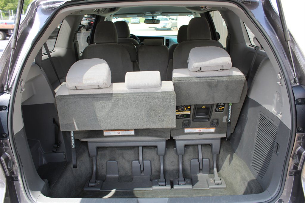 2015 Toyota Sienna LE photo