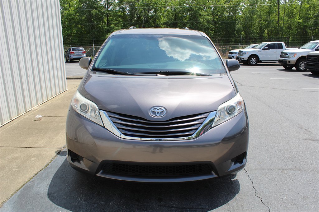 2015 Toyota Sienna LE photo