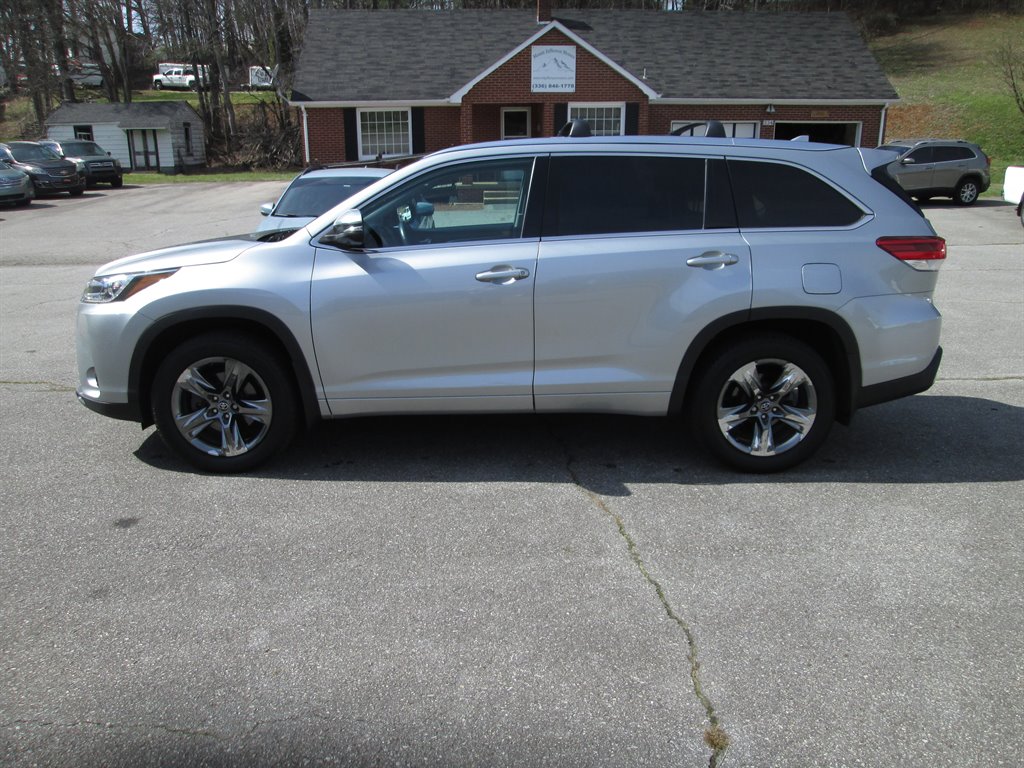2018 Toyota Highlander - $29,990