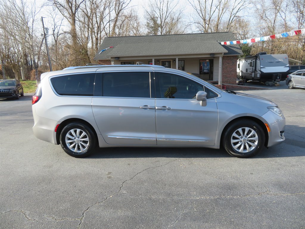 2019 Chrysler Pacifica Touring L photo