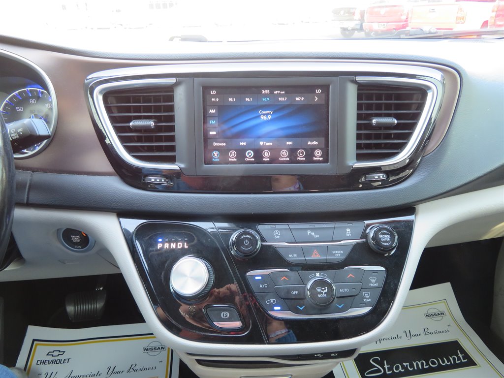 2019 Chrysler Pacifica Touring L photo