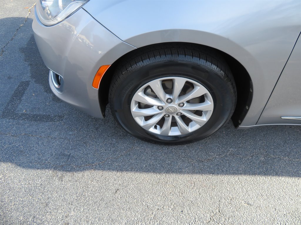 2019 Chrysler Pacifica Touring L photo