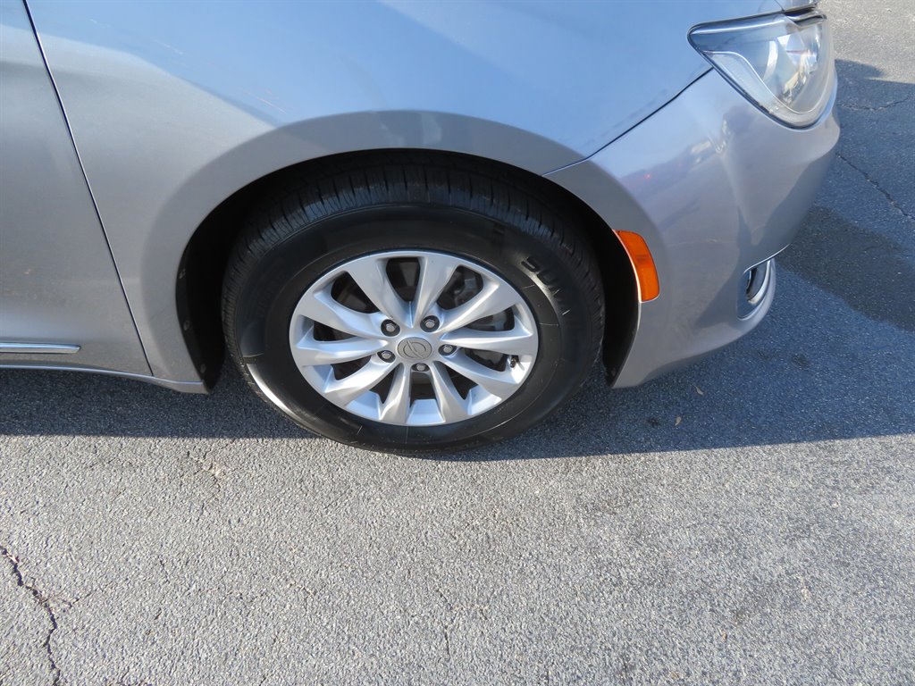 2019 Chrysler Pacifica Touring L photo