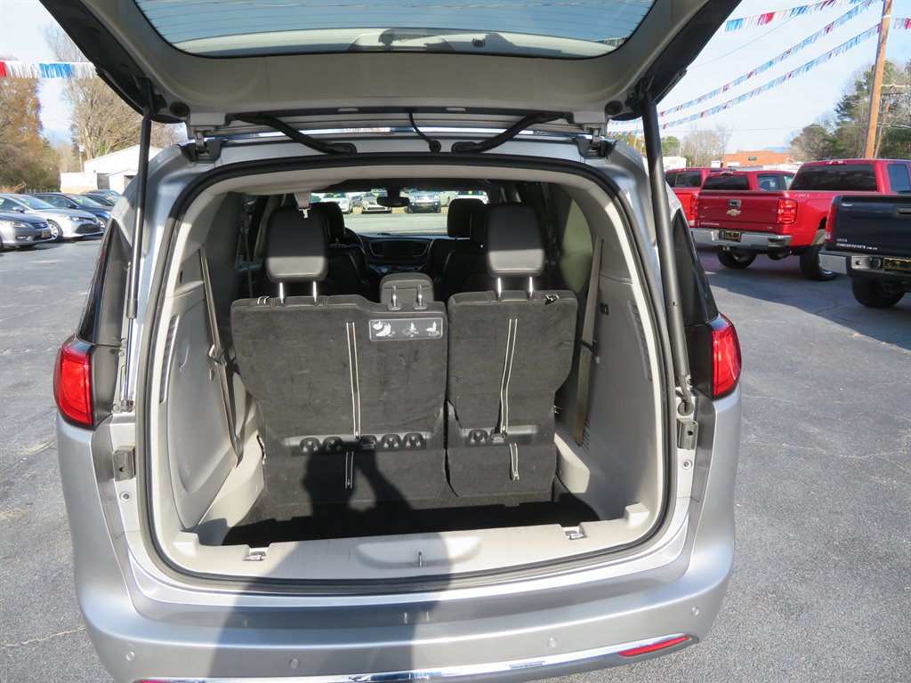2019 Chrysler Pacifica Touring L photo
