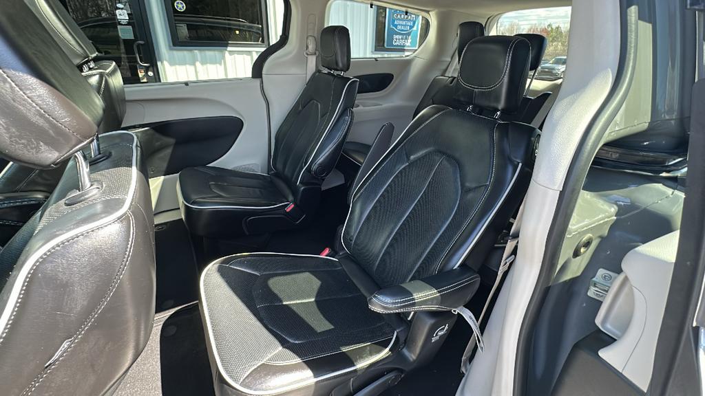 2023 Chrysler Pacifica Limited photo