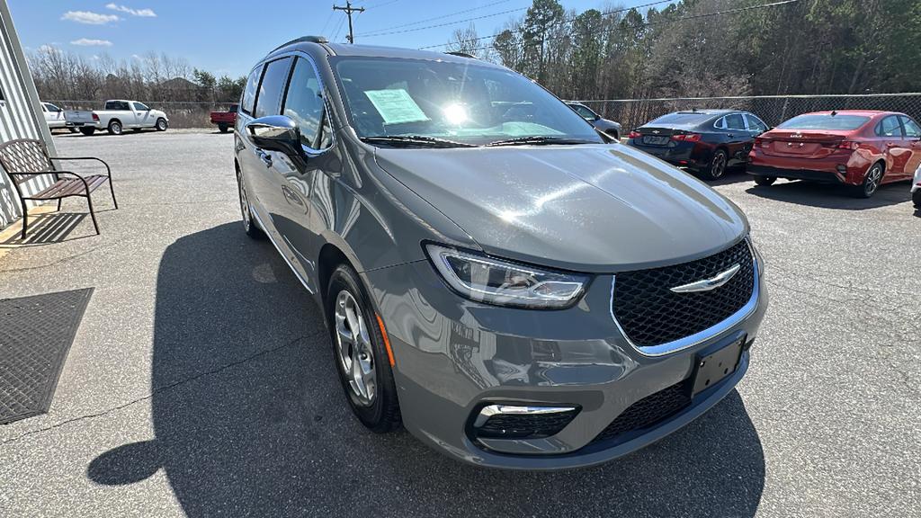 2023 Chrysler Pacifica Limited photo