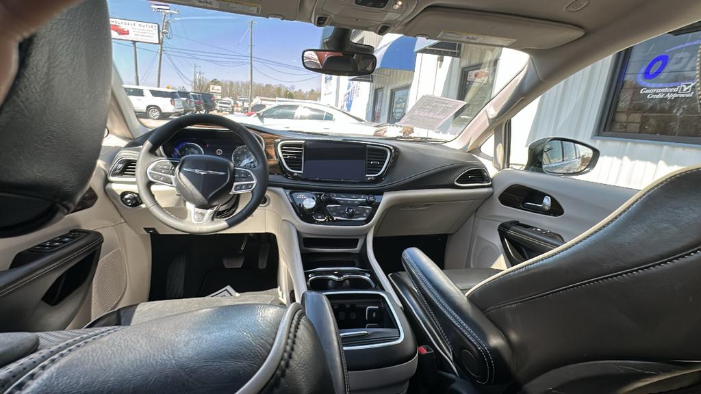 2023 Chrysler Pacifica Limited photo