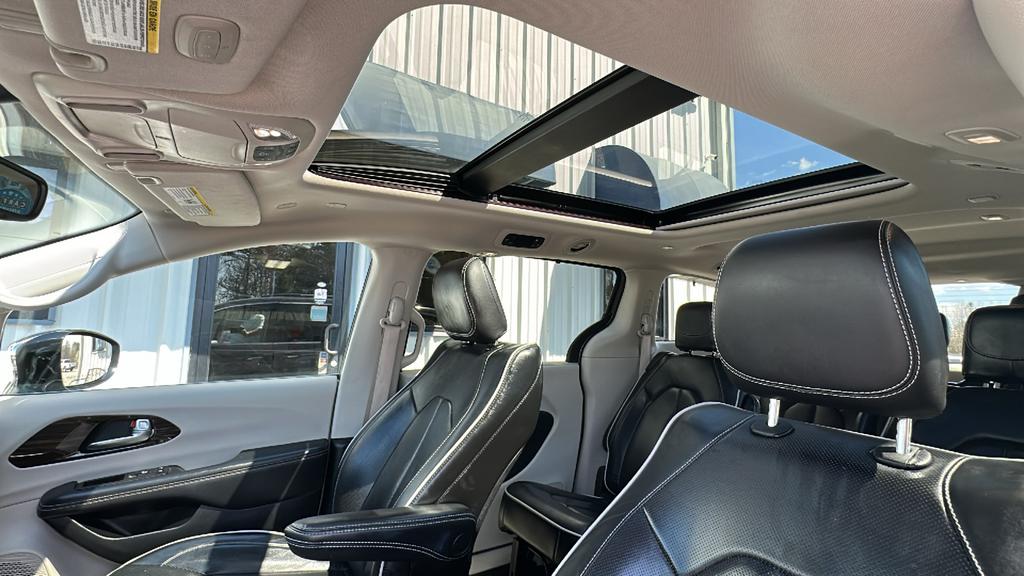 2023 Chrysler Pacifica Limited photo