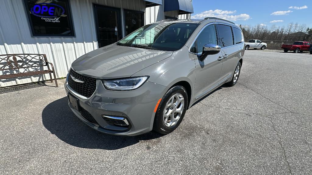 2023 Chrysler Pacifica Limited photo