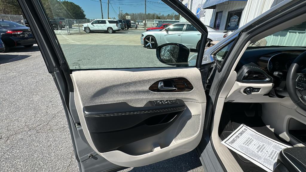 2023 Chrysler Pacifica Limited photo