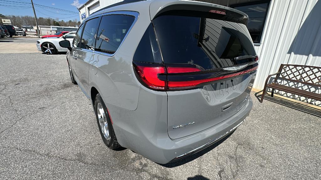 2023 Chrysler Pacifica Limited photo