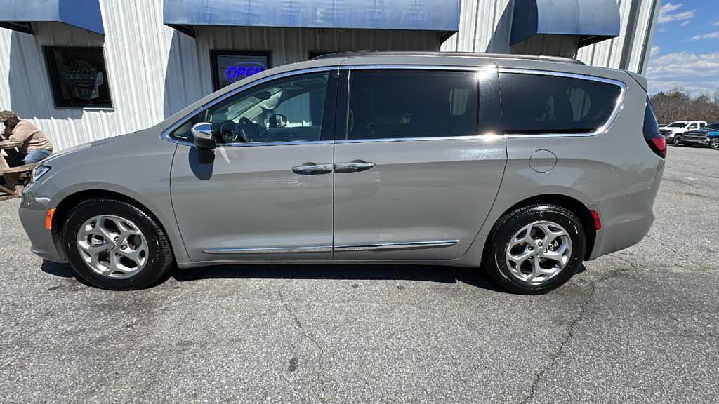 2023 Chrysler Pacifica Limited photo