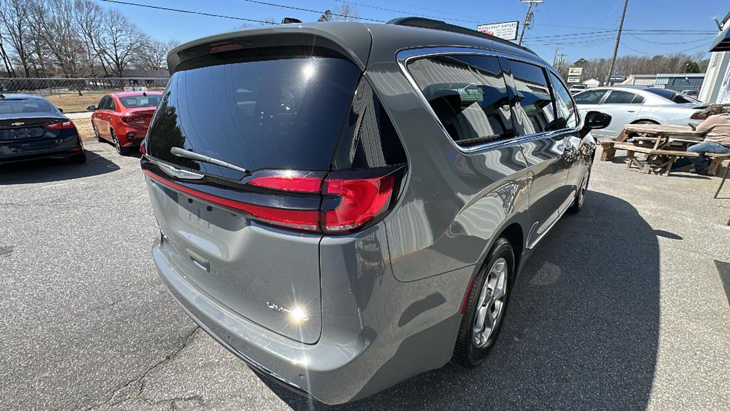 2023 Chrysler Pacifica Limited photo