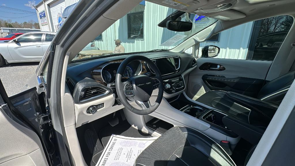 2023 Chrysler Pacifica Limited photo