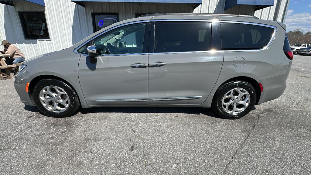 2023 Chrysler Pacifica Limited photo