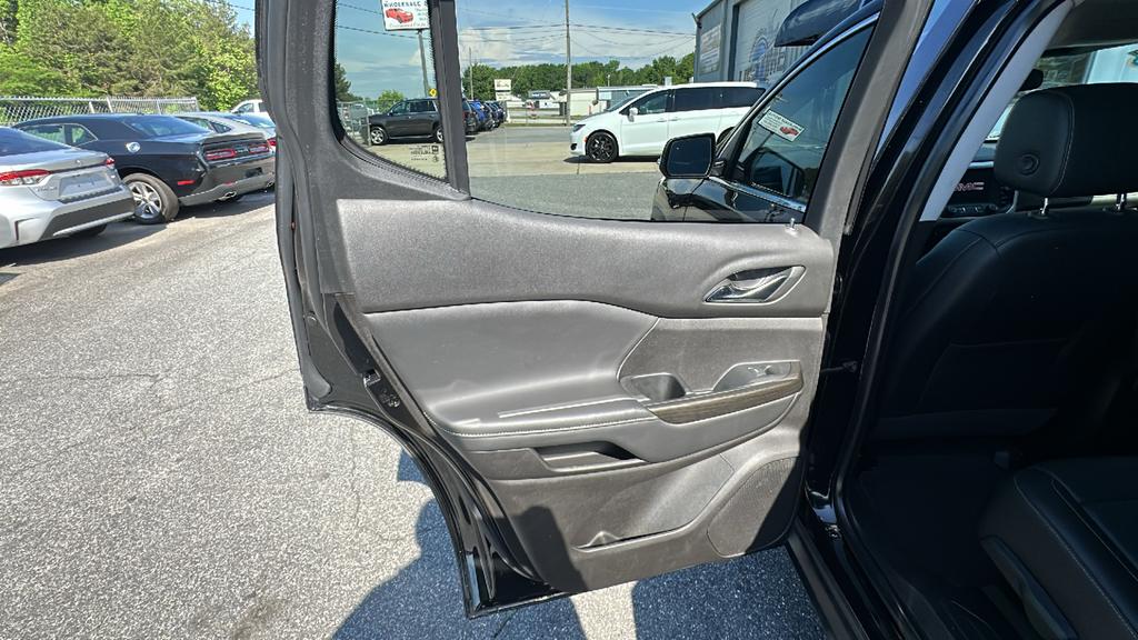 2023 GMC Acadia SLT photo