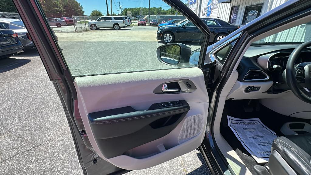 2022 Chrysler Pacifica - $24,990