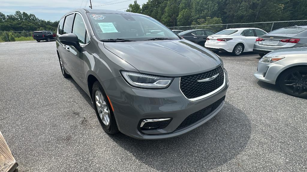 2023 Chrysler Pacifica - $25,900
