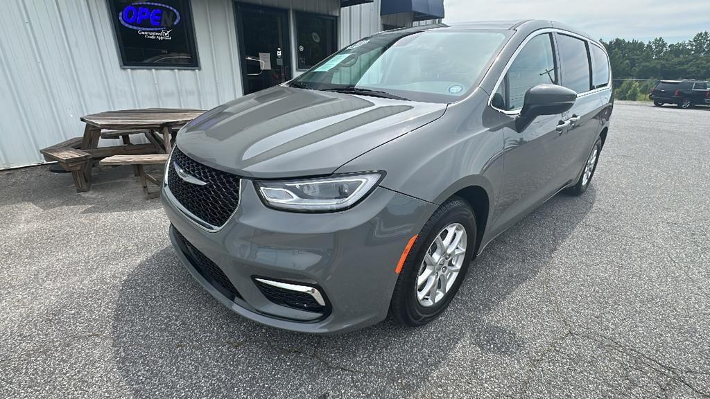 2023 Chrysler Pacifica - $25,900