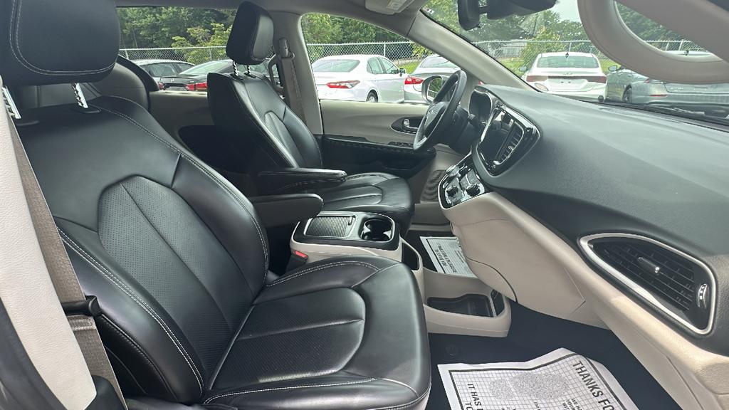 2023 Chrysler Pacifica - $25,900