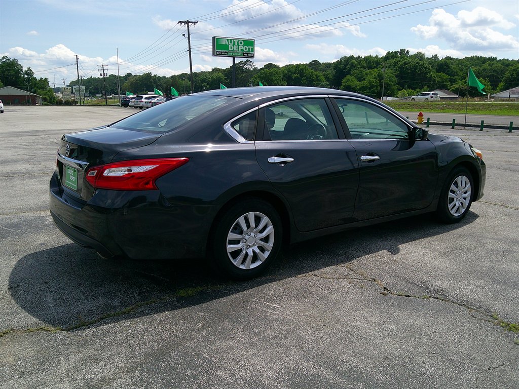 2016 Nissan Altima - $14,995