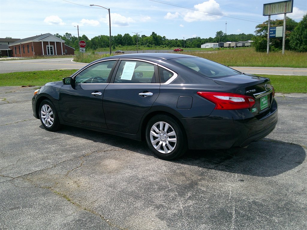 2016 Nissan Altima - $14,995