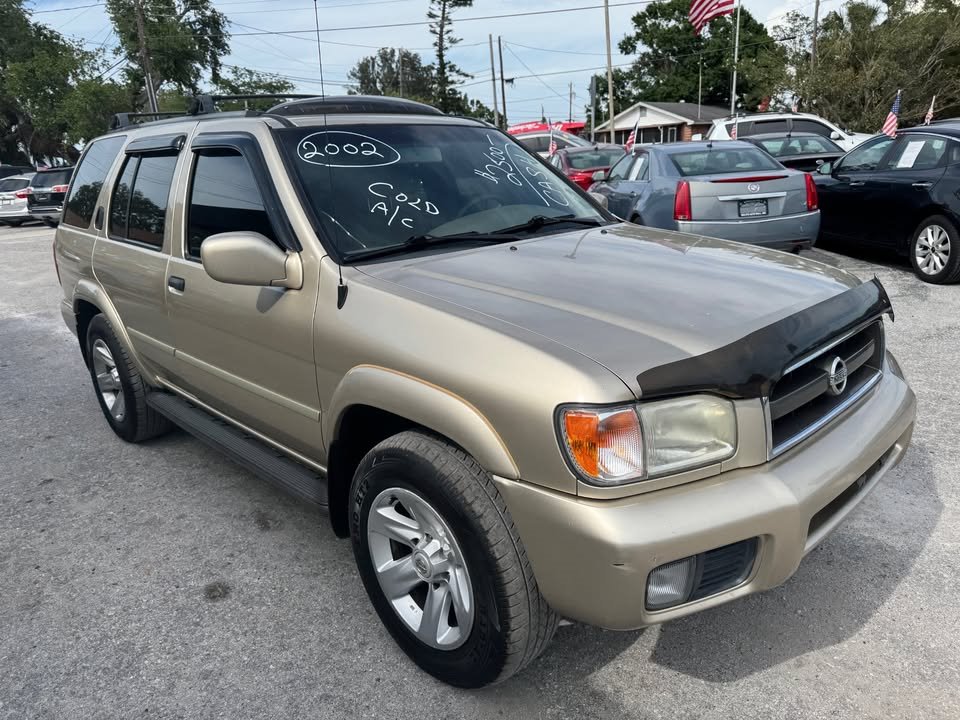 2002 Nissan Pathfinder LE photo