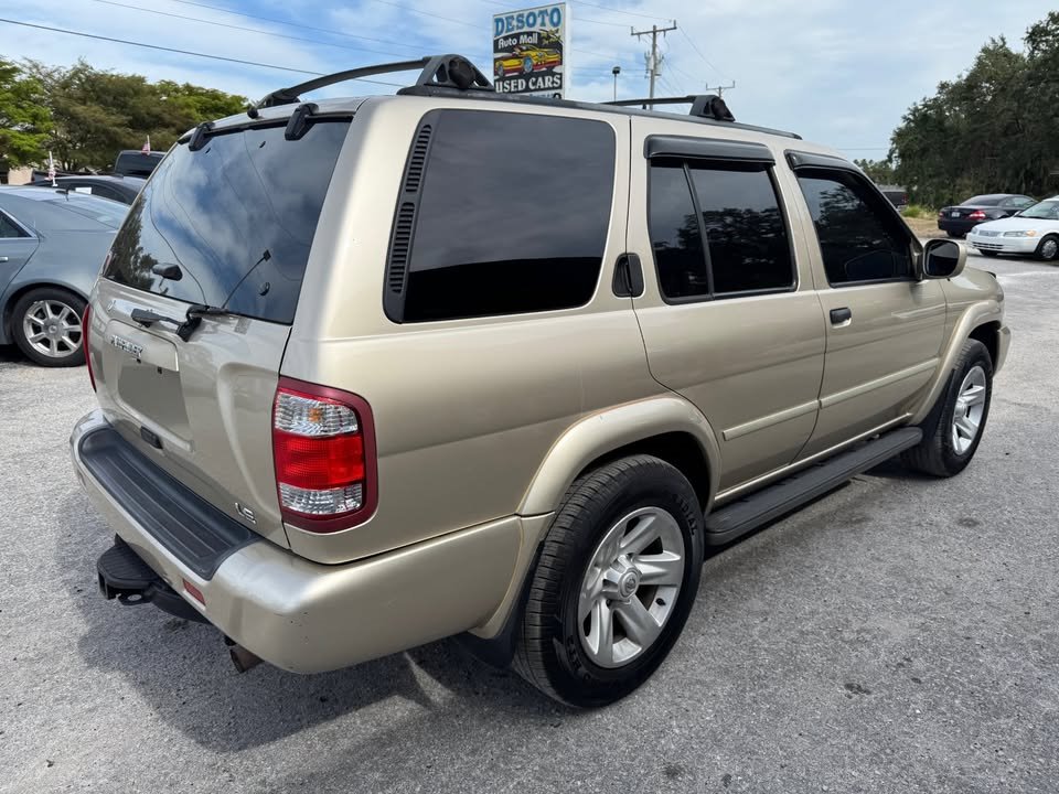 2002 Nissan Pathfinder LE photo