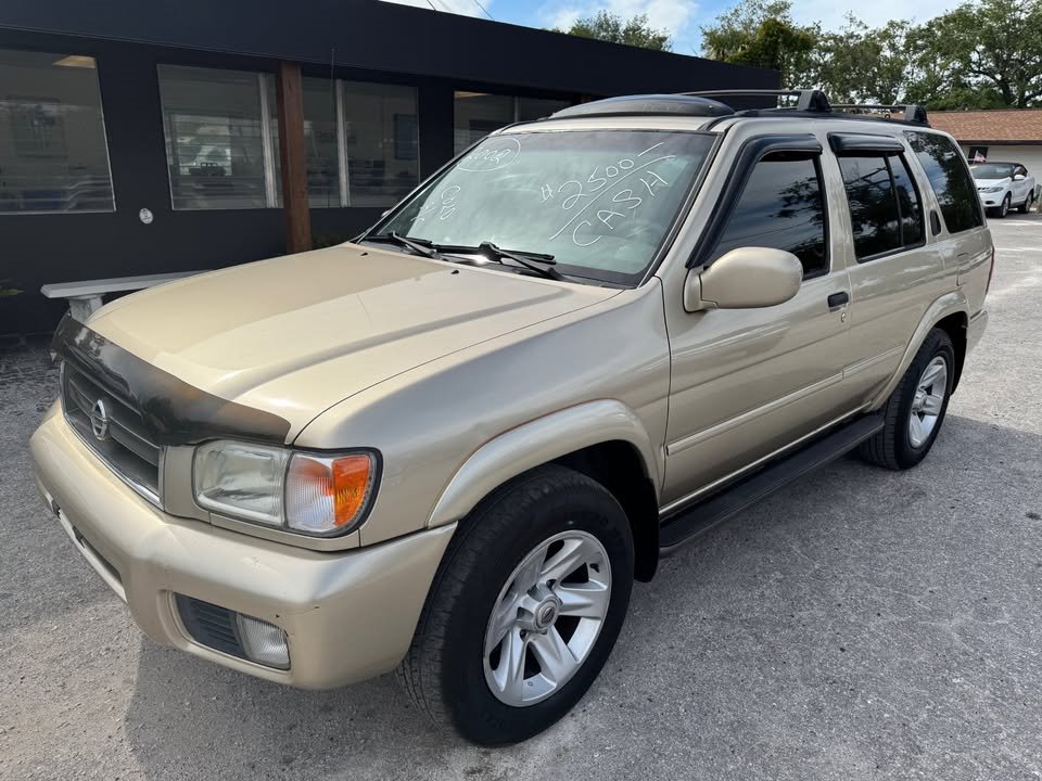 2002 Nissan Pathfinder LE photo