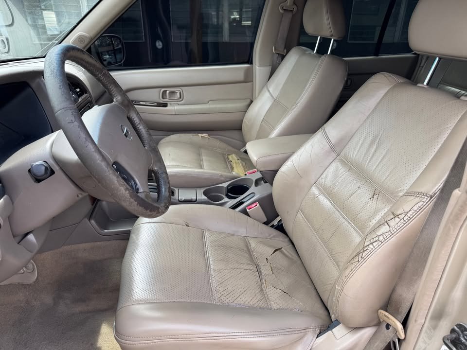2002 Nissan Pathfinder LE photo