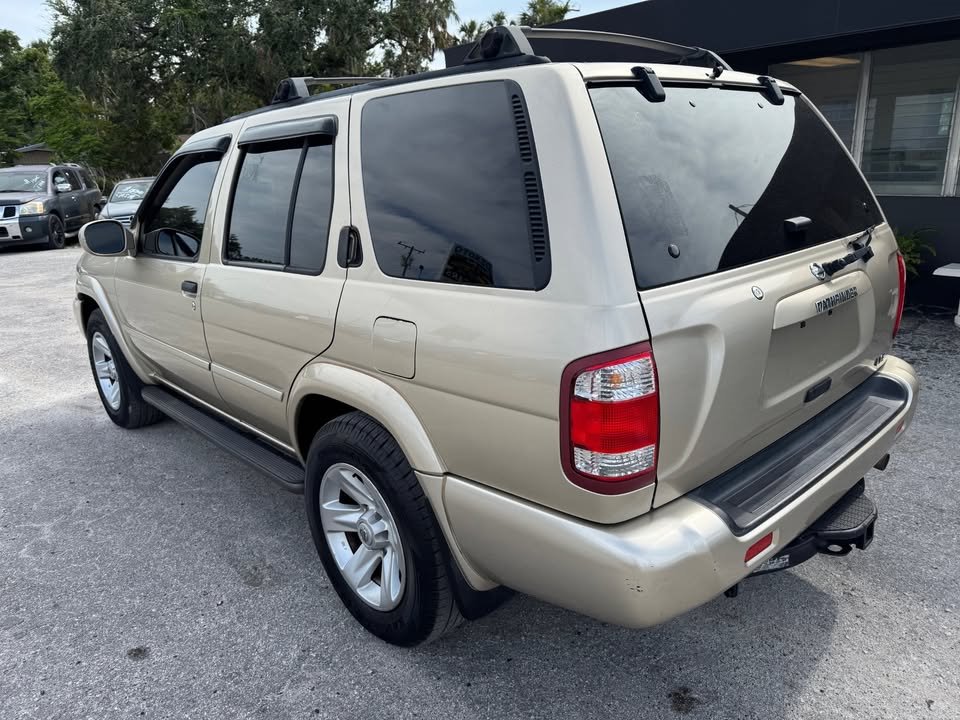 2002 Nissan Pathfinder LE photo