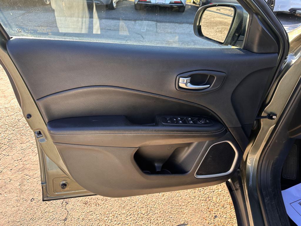 2019 Jeep Compass Latitude 4d  photo