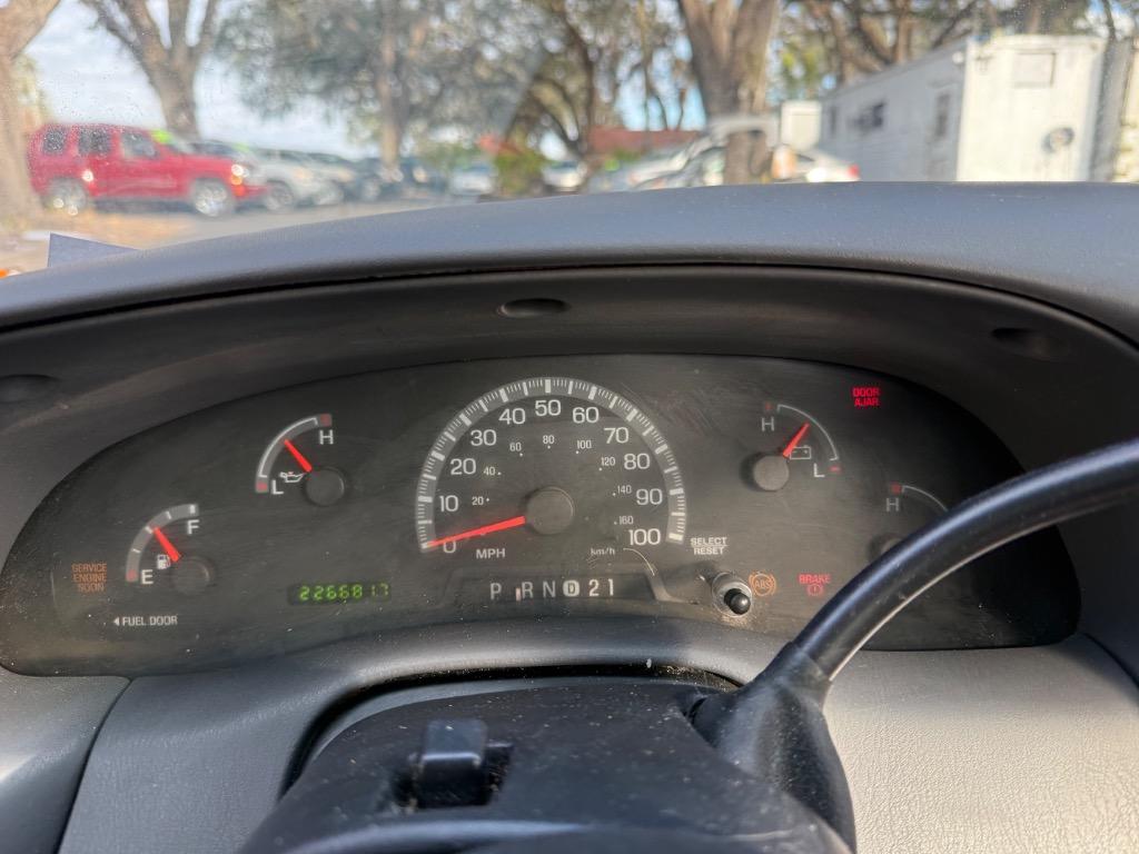 1999 Ford F-150 XLT photo