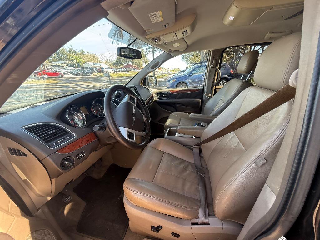 2014 Chrysler Town And Country - $7,950