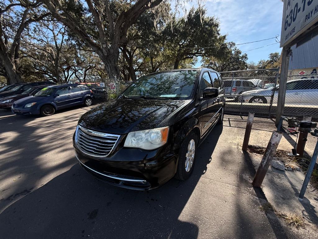2014 Chrysler Town And Country - $7,950